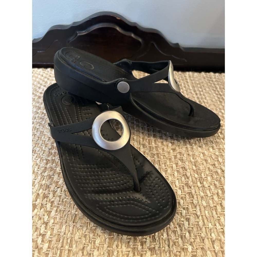 Crocs Sanrah Matte Circle Wedge Flip Sandal Women's Size 8 Black Outdoor Summer